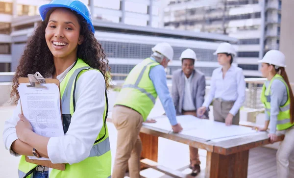 Cropped Portrait Attractive Young Female Construction Worker Standing Her Team — 图库照片