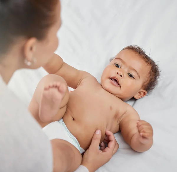 Woman Changing Her Adorable Baby Boys Diaper Home — 스톡 사진