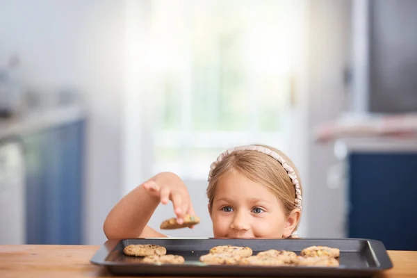 Seorang Gadis Kecil Yang Menggemaskan Mengambil Kue Dari Baking Tray — Stok Foto