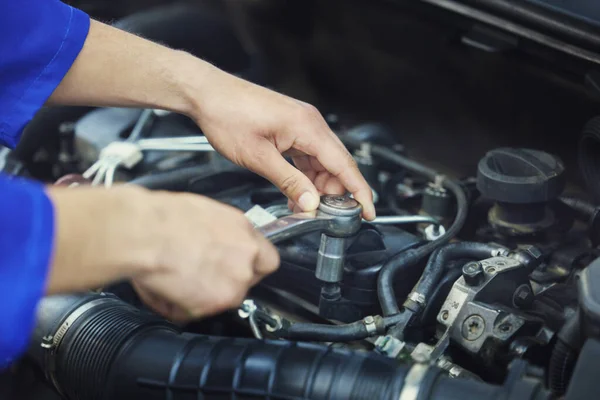 Vysoký Úhel Záběru Nerozpoznatelného Mechanika Pracujícího Motoru Auta Během Služby — Stock fotografie