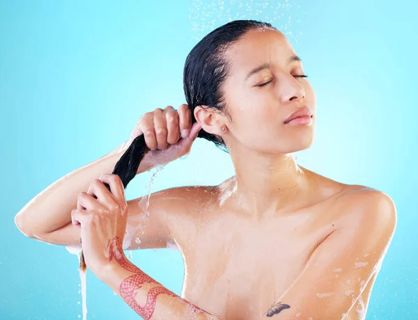 Eine Frau Wäscht Ihre Haare Vor Blauem Hintergrund — Stockfoto