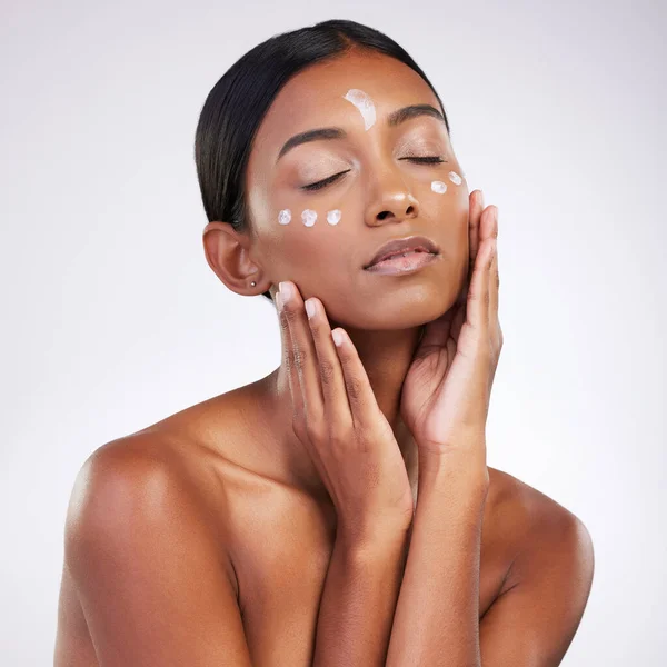 Studio Shot Attractive Young Woman Applying Lotion Her Face Grey — Stock Photo, Image