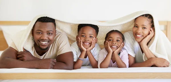 Beautiful Young Family Bonding Bed Together — Stock Photo, Image