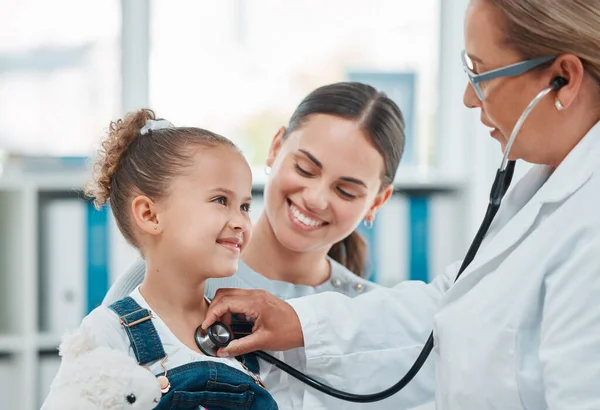 Ein Arzt Untersucht Ein Kleines Mädchen Mit Einem Stethoskop Einer — Stockfoto