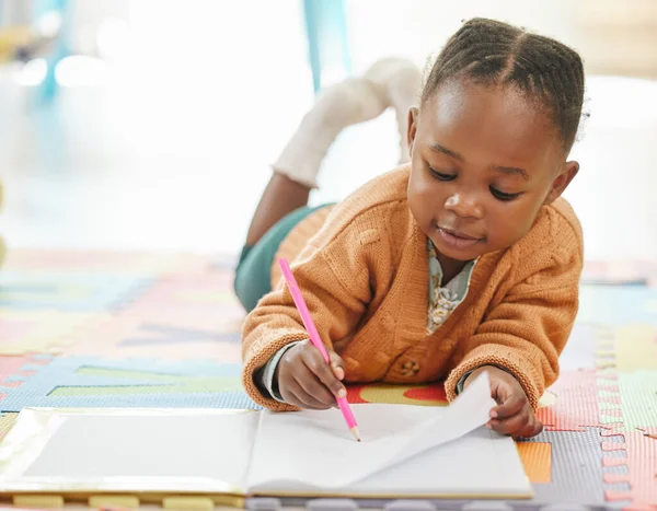 Little Girl Relaxing Drawing — Stok fotoğraf