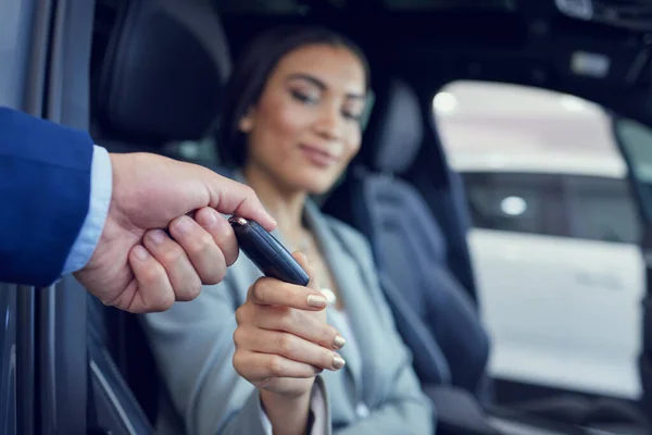 Closeup Shot Unrecognizable Male Car Salesman Handing Key Attractive Female — Zdjęcie stockowe