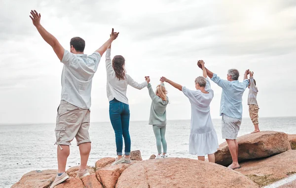 Happy Family Enjoying Day Coast – stockfoto