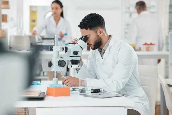 Genç Bir Bilim Adamı Laboratuarda Mikroskop Kullanıyor — Stok fotoğraf