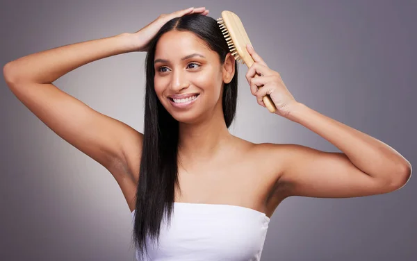 Приваблива Молода Жінка Стоїть Сама Студії Чистить Волосся — стокове фото