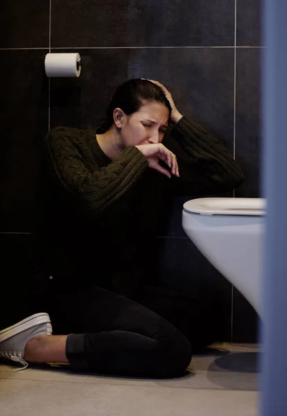 Полнометражный Снимок Привлекательной Молодой Женщины Сидящей Туалета Ванной Больной — стоковое фото