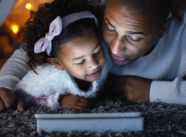 Een Schattig Klein Meisje Met Behulp Van Een Digitale Tablet — Stockfoto