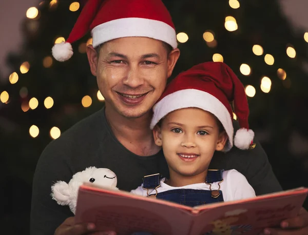 Egy Fiatal Apa Lánya Könyvet Olvas Karácsonykor Otthon — Stock Fotó