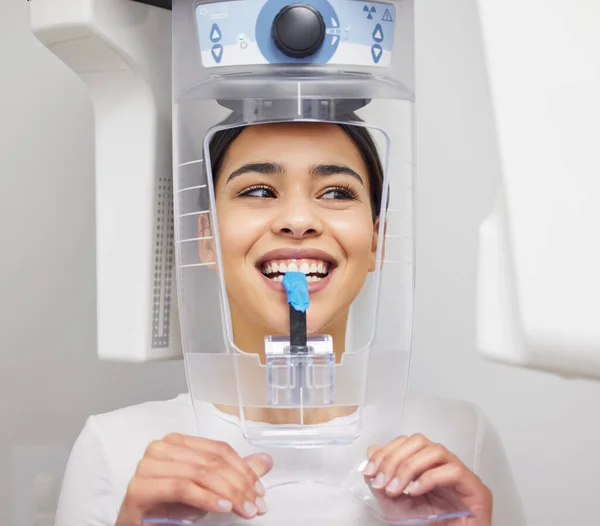 Young Woman Using Ray Machine Dentists Office — Foto Stock