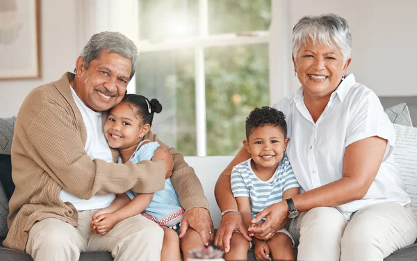 Grandparents Bonding Grandchildren Sofa Home — Stockfoto