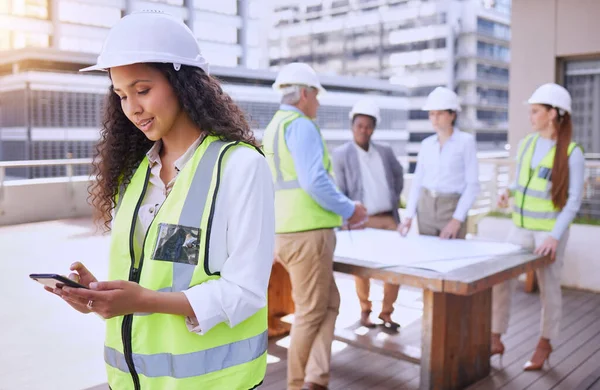 Attractive Young Female Construction Worker Using Cellphone While Standing Her — Stockfoto