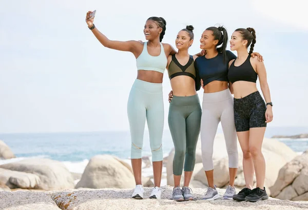 Grupo Amigos Tomando Selfies Playa Durante Entrenamiento — Foto de Stock