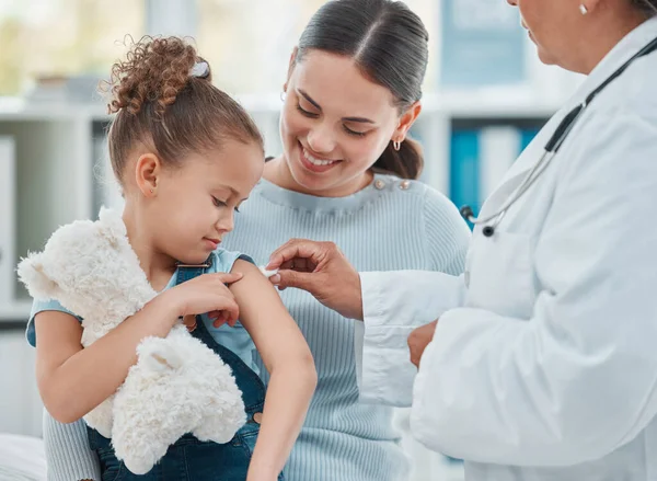 Médico Que Use Una Bola Algodón Brazo Una Niña Pequeña —  Fotos de Stock