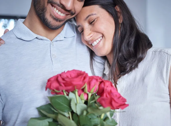 Unrecognizable Man Surprising His Girlfriend Flowers Home —  Fotos de Stock