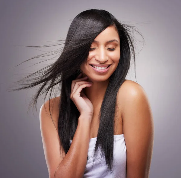 Uma Jovem Mulher Atraente Sozinha Estúdio Posando Enquanto Seu Cabelo — Fotografia de Stock