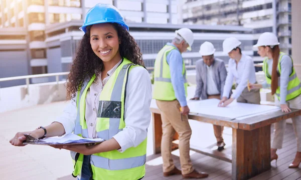 Cropped Portrait Attractive Young Female Construction Worker Standing Her Team — Stockfoto