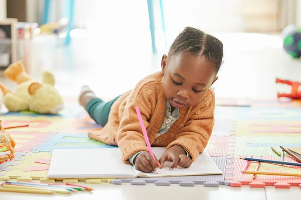 Little Girl Relaxing Drawing — 图库照片