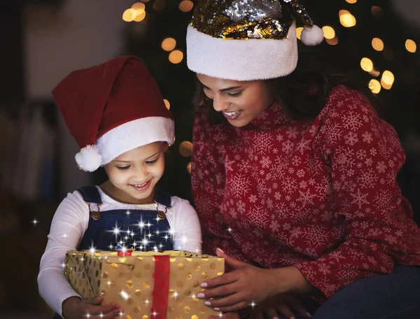 Uma Jovem Mãe Filha Abrindo Presente Natal Casa — Fotografia de Stock