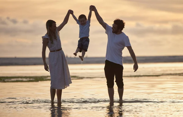 Beautiful Family Bonding While Spending Day Beach Together — Stock fotografie