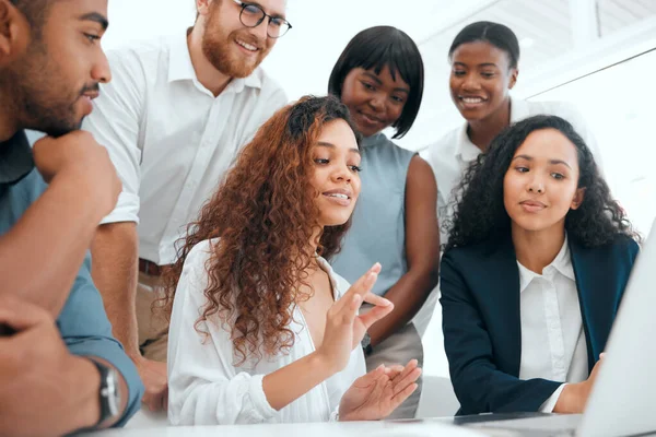 Gruppo Uomini Affari Che Incontrano Ufficio Moderno Lavoro — Foto Stock