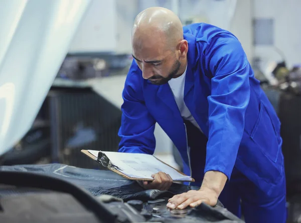 Egy Jóképű Fiatal Férfi Szerelő Aki Egy Autó Motorján Dolgozik — Stock Fotó