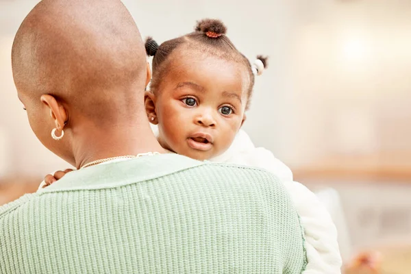 Een Onherkenbare Jonge Vrouw Draagt Haar Dochter Keuken Thuis — Stockfoto