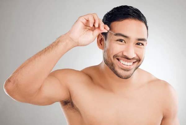 Studio Shot Handsome Young Man Plucking His Eyebrows Grey Background — стоковое фото