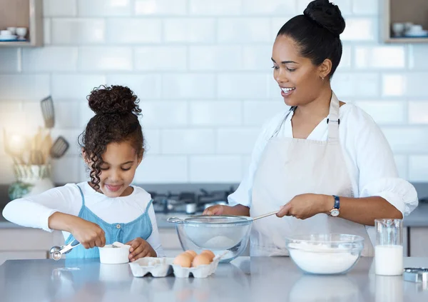 Happy Young Mixed Race Woman Enjoying Baking Her Little Daughter — Stock Fotó