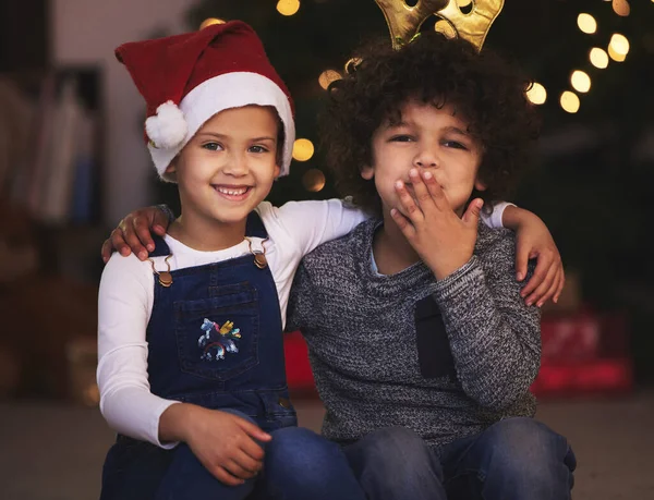Két Kistestvér Otthon Ünnepli Karácsonyt — Stock Fotó