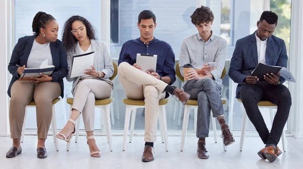 Full Length Shot Diverse Group Businesspeople Sitting Office Waiting — Stok fotoğraf