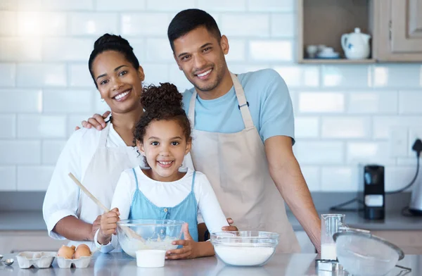 Portrait Loving Hispanic Family Baking Together Home Adorable Little Girl — 图库照片