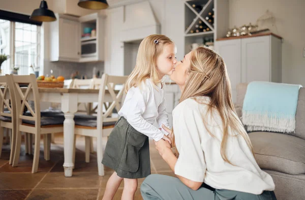 Una Madre Una Hija Dándose Beso Casa — Foto de Stock