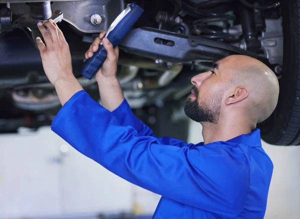 Hezký Mladý Samec Mechanik Pracující Motoru Auta Během Služby — Stock fotografie