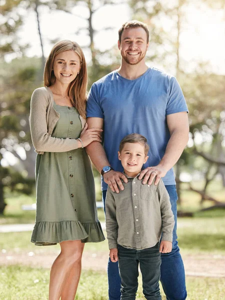 Genç Mutlu Beyaz Bir Aile Doğada Bir Arada Duruyor Sevgi — Stok fotoğraf