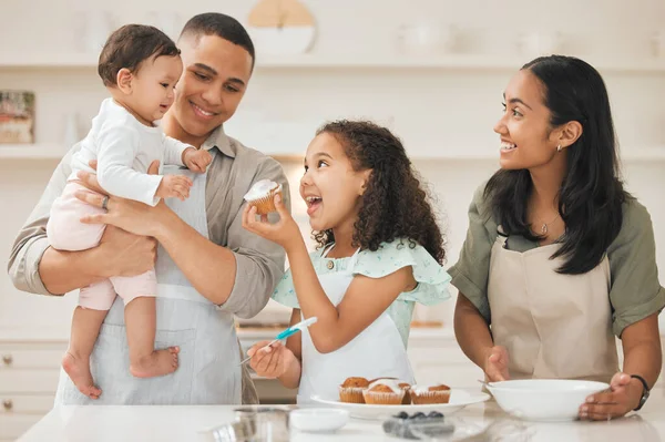 Young Family Baking Together — 图库照片