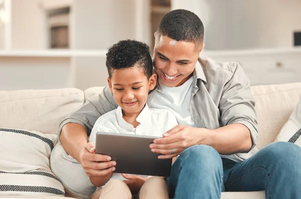Ojciec Syn Korzystający Tabletu Cyfrowego Razem Kanapie Domu — Zdjęcie stockowe