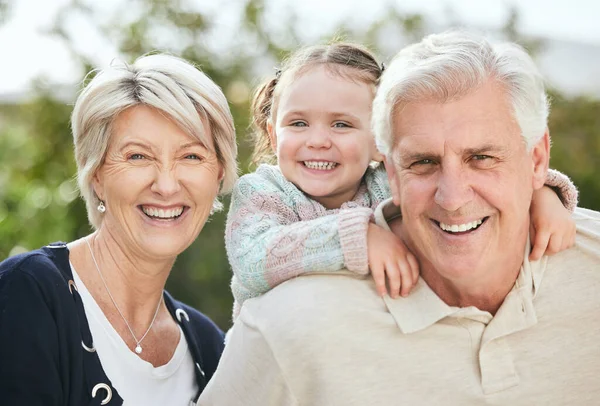 Senior Couple Spending Time Outdoors Granddaughter — Fotografia de Stock