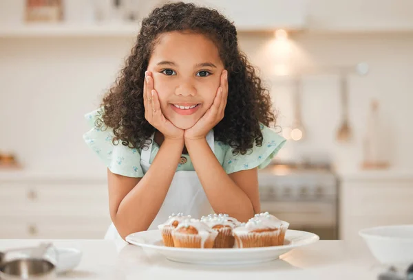 Una Niña Pacientemente Esperando Para Comer Los Cupcakes Recién Horneados —  Fotos de Stock