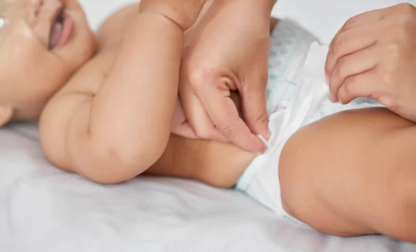 Unrecognisable Woman Changing Her Babys Diaper Home — Stockfoto