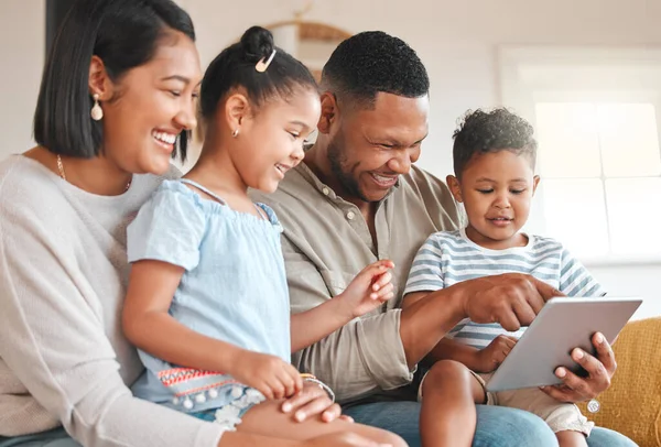 Uma Jovem Família Alegremente Unindo Usar Tablet Digital Sofá Casa — Fotografia de Stock