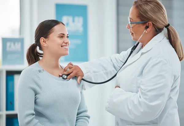 Doctor Examining Patient Stethoscope Consultation Clinic — Stock Fotó