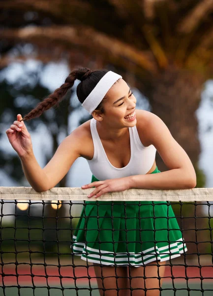 Μια Αθλητική Νεαρή Γυναίκα Που Γέρνει Πάνω Από Δίχτυ Του — Φωτογραφία Αρχείου