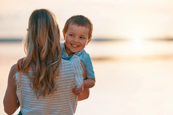 Mother Spending Time Her Son Beach — Photo