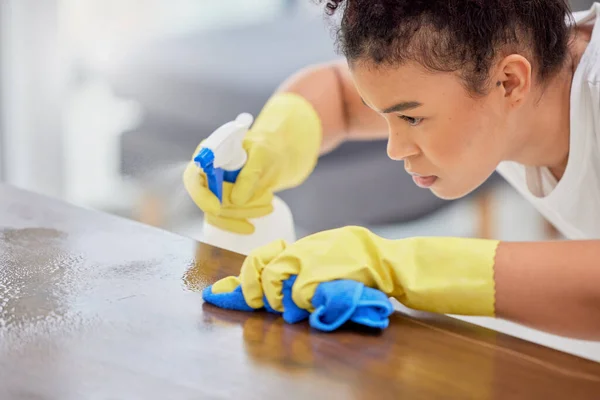 Young Woman Cleaning Her Coffee Table — Stockfoto