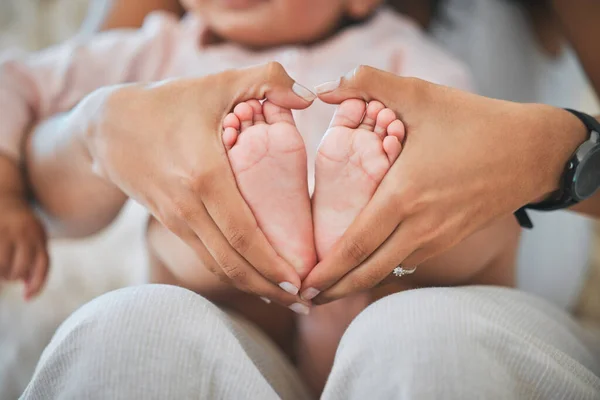 Неузнаваемые Женские Руки Создающие Сердечную Форму Вокруг Ног Новорожденных Детей — стоковое фото