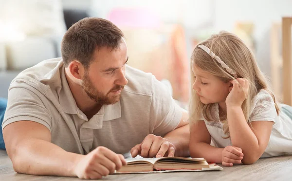Ένας Νεαρός Πατέρας Και Κόρη Διαβάζοντας Ένα Βιβλίο Μαζί Στο — Φωτογραφία Αρχείου